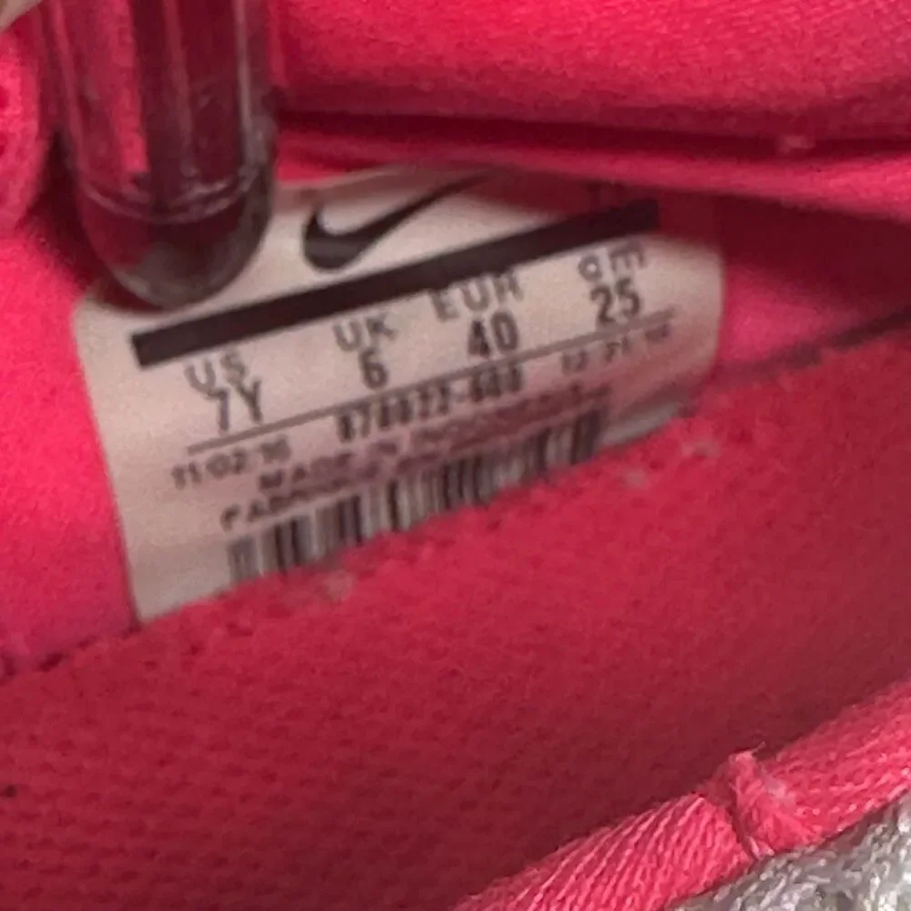 Nike~Girl’s~Presto Extreme Supreme Hot Pink with Gray Strap~Size‎ 7Y